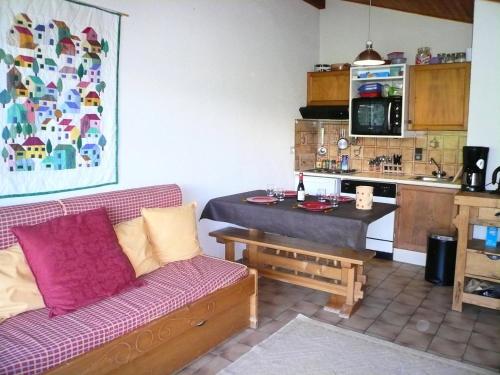 un salon avec un canapé et une cuisine dans l'établissement Résidence Les Granges D'ormaret - Grandes d'Ormaret 16 MAE-5318, à Combloux