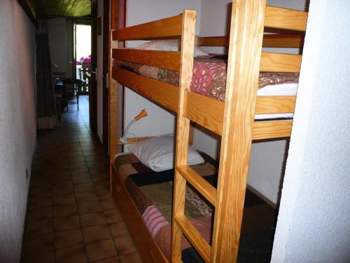 ein paar Etagenbetten in einem Zimmer in der Unterkunft Résidence Les Granges D'ormaret - 2 Pièces pour 6 Personnes 18 in Combloux