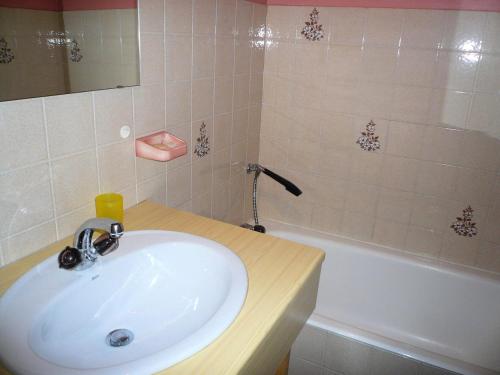 une salle de bain avec un lavabo et une baignoire dans l'établissement Résidence Les Granges D'ormaret - Grandes d'Ormaret 16 MAE-5318, à Combloux