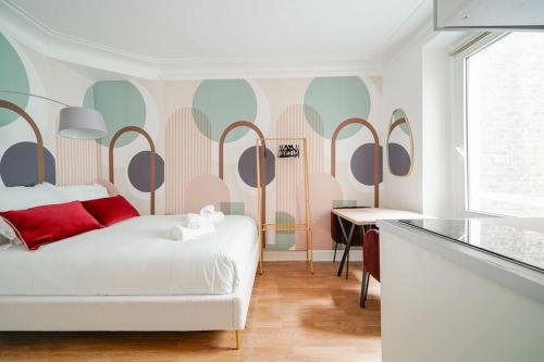une chambre avec un lit et un bureau dans l'établissement Studio Voltaire - 2G - III, à Paris