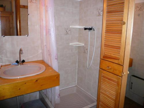 une salle de bain avec un lavabo et une douche dans l'établissement Résidence Perle Des Neiges - Perles des Neiges 1 MAE-5319, à Combloux