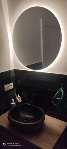 y baño con lavabo y espejo redondo. en Doctor Gasalla, en Lugo