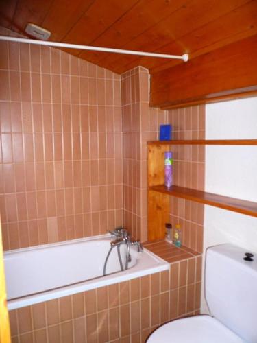 une salle de bain avec baignoire et toilettes dans l'établissement Résidence Les OrÉades - Oréades 15 MAE-5320, à Combloux