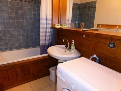 une salle de bain avec un lavabo, des toilettes et une baignoire dans l'établissement Résidence Gros Cailloux Amethyste - Gros Cailloux A7 MAE-5328, à Combloux