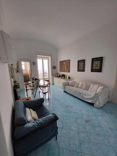 卡普里的住宿－LA PANORAMICA 55，客厅配有两张沙发和一张桌子