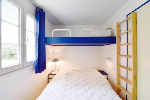 une chambre avec un lit superposé et deux fenêtres dans l'établissement Résidence Port du Crouesty - maeva Home - Studio 4 Personnes - Budget MAE-6829, à Arzon