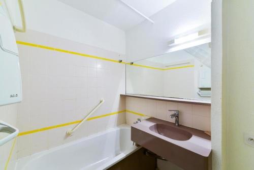 une salle de bain avec un lavabo et un miroir dans l'établissement Résidence Port du Crouesty - maeva Home - Studio 4 Personnes - Budget MAE-6829, à Arzon