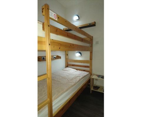 une chambre avec deux lits superposés dans une pièce dans l'établissement Résidence Port du Crouesty - maeva Home - Studio 5 Personnes - Sélection - Vue Mer MAE-6831, à Arzon