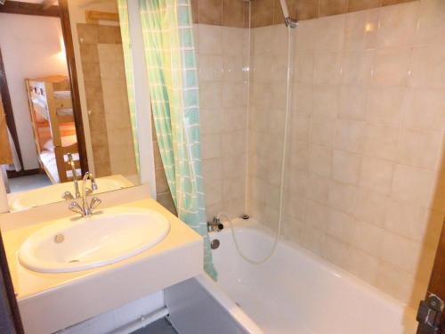 y baño con lavabo, aseo y ducha. en Résidence Schuss - 3 Pièces pour 8 Personnes 35, en Les Contamines-Montjoie