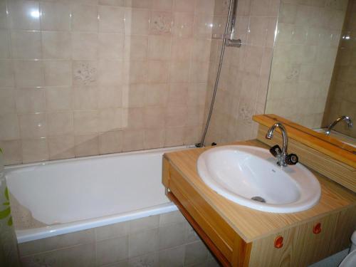 une salle de bain avec un lavabo et une baignoire dans l'établissement Résidence Les OrÉades - Oréades B04 MAE-5329, à Combloux