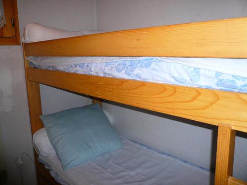 - un lit superposé avec un oreiller bleu sur la couchette inférieure dans l'établissement Résidence Les OrÉades - Oréades B04 MAE-5329, à Combloux