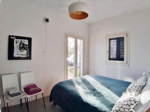 Habitación blanca con cama y ventana en Al Gelso Bianco appartamento, en Castrignano del Capo