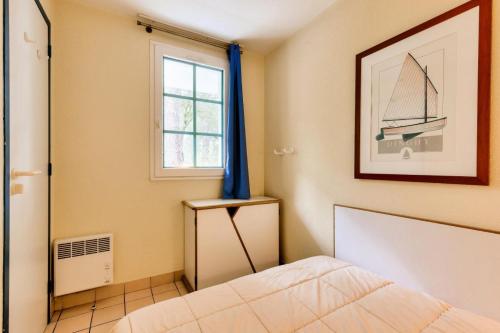 une chambre avec un lit et une fenêtre dans l'établissement Résidence Port Bourgenay - maeva Home - Appartement 2 pièces 5 personnes - Confort MAE-7061, à Talmont-Saint-Hilaire