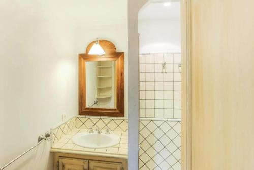 une salle de bain avec un lavabo et un miroir dans l'établissement Les Bastides aux Restanques du Golfe de St Tropez - maeva Home - Bastide pour 6 personnes belle vue sur la Baie MAE-7833, à Grimaud