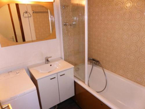 La salle de bains est pourvue d'un lavabo et d'une douche à côté d'une baignoire. dans l'établissement Résidence Le Brulaz - Brulaz F1E MAE-5347, aux Contamines-Montjoie
