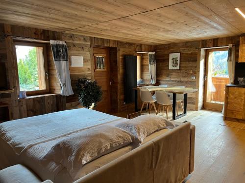 1 dormitorio con 1 cama grande y 1 mesa en CASA VITTORIA, en Gignod