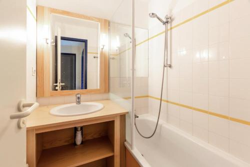 une salle de bain avec un lavabo et une douche dans l'établissement Résidence Port Bourgenay - maeva Home - 3 Pièces 7 Personnes Sélection MAE-7834, à Talmont-Saint-Hilaire