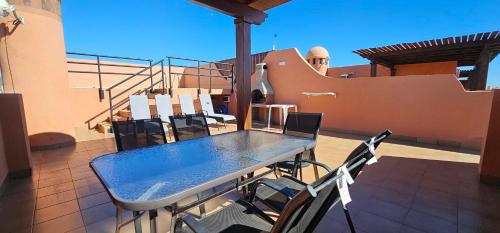 A balcony or terrace at Homes of Spain, Apartamentos Paraíso, Ed Tahiti, Atico A a pie de Playa, piscina privada en solárium, WI-FI