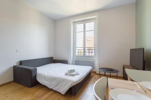 een kleine slaapkamer met een bed en een raam bij Hamac Suites - Monplaisir fully equipped studio-2p in Lyon