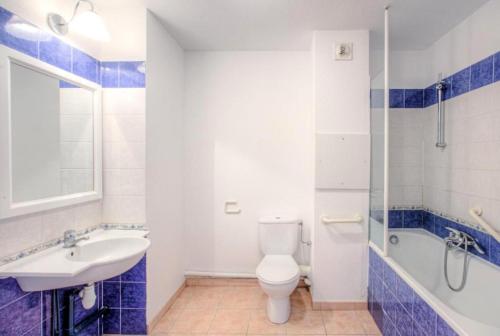 une salle de bain avec toilettes, lavabo et douche dans l'établissement Résidence le Hameau des Issambres - maeva Home - Studio 5 Personnes Sélection MAE-7938, aux Issambres