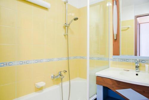 une salle de bain avec douche et lavabo dans l'établissement Résidence Port Bourgenay - maeva Home - 2 Pièces 4 Personnes Sélection MAE-9778, à Talmont-Saint-Hilaire