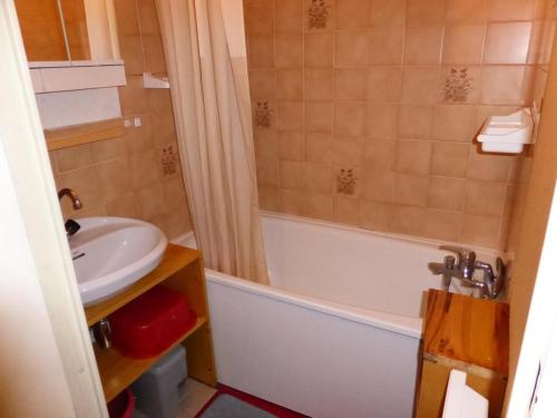 une salle de bain avec un lavabo, une baignoire et des toilettes dans l'établissement Résidence Borgia - Borgia B66 MAE-5364, aux Contamines-Montjoie