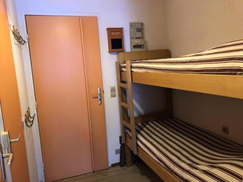 a small room with a bunk bed and a door at Résidence Borgia - Studio pour 4 Personnes 67 in Les Contamines-Montjoie
