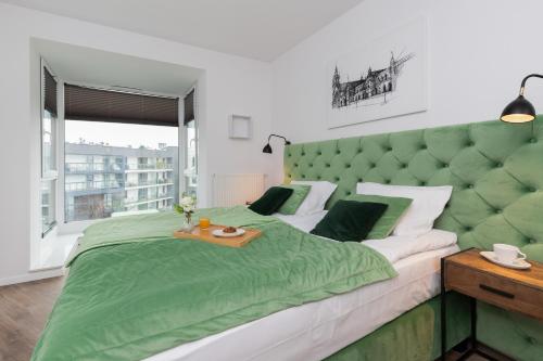 Llit o llits en una habitació de Green Apartment in Gdańsk with Free Access to the Gym and Parking by Renters