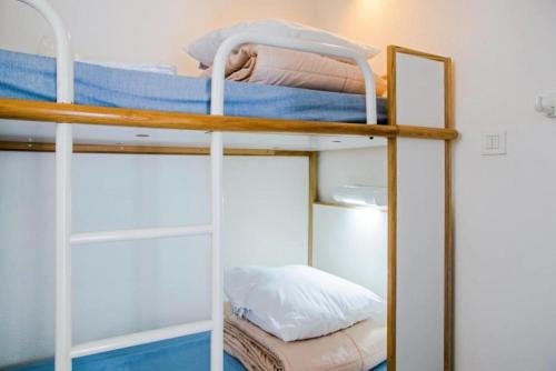 quelques lits superposés dans une chambre dans l'établissement Résidence Port Bourgenay - maeva Home - 2 Pièces 7 Personnes Sélection MAE-9779, à Talmont-Saint-Hilaire