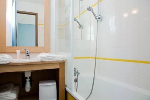 une salle de bain avec douche et lavabo dans l'établissement Résidence Port Bourgenay - maeva Home - 2 Pièces 7 Personnes Sélection MAE-9779, à Talmont-Saint-Hilaire