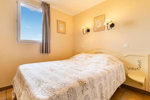 Postel nebo postele na pokoji v ubytování Les Appartements aux Restanques du Golfe de St Tropez - maeva Home - Appartem 32