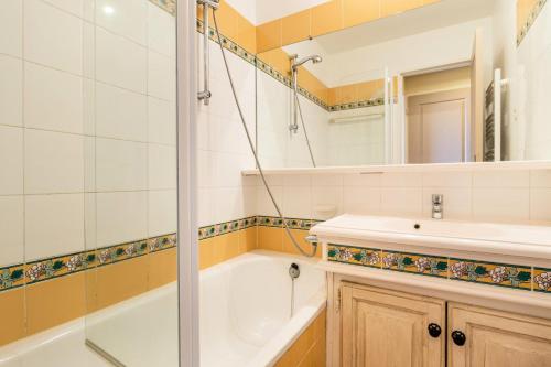 une salle de bain avec une baignoire, un lavabo et une douche dans l'établissement Les Appartements aux Restanques du Golfe de St Tropez - maeva Home - Appartement avec vue végétation 6 Personnes - Sélection MAE-1032, à Grimaud