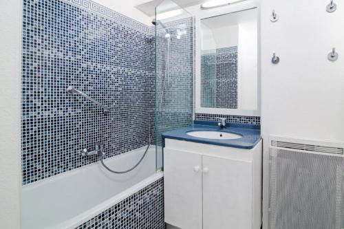 une salle de bain avec un lavabo, une douche et un miroir dans l'établissement Résidence le Hameau de Cap Esterel - maeva Home - Studio 5 Personnes - Sélection MAE-0154, à Saint-Raphaël