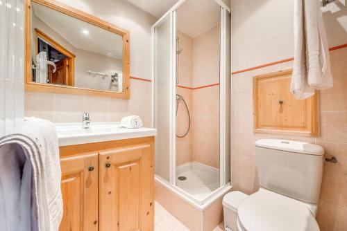 a bathroom with a shower and a toilet and a sink at Chalet Gypaete - 6 Pièces pour 10 Personnes 91 in Tignes