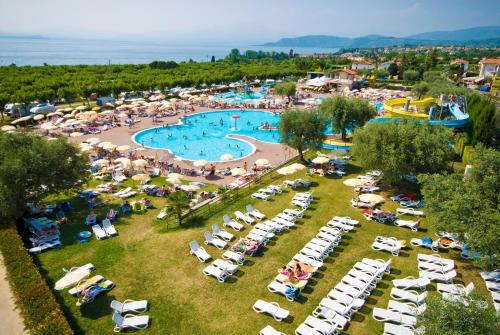 einen Luftblick auf einen Pool in einem Resort in der Unterkunft Camping Spiaggia D'Oro in Lazise