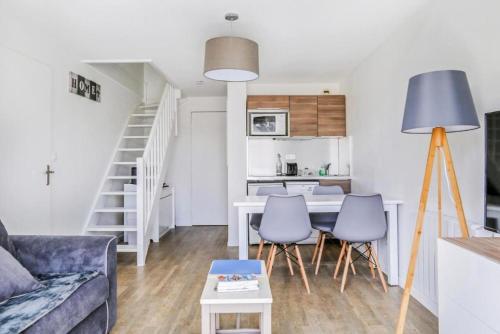 un salon avec un canapé, une table et des chaises dans l'établissement Résidence Port Guillaume - maeva Home - 3 Pièces 6 Personnes Sélection MAE-2368, à Dives-sur-Mer