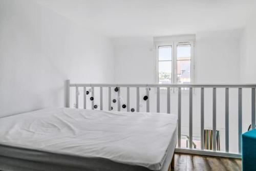 ein weißes Bett in einem Schlafzimmer mit Balkon in der Unterkunft Résidence Port Guillaume - maeva Home - 3 Pièces 6 Personnes Sélection 68 in Dives-sur-Mer