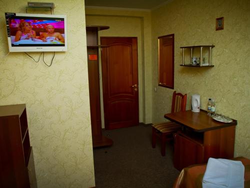 a hotel room with a tv on the wall at Motel Kurortnyy & SPA in Shklo