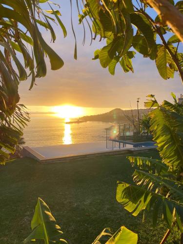 フンシャルにあるIrlandas Villa Funchal Seaside Villasのヴィラから夕日の景色を望めます。