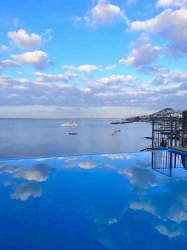 フンシャルにあるIrlandas Villa Funchal Seaside Villasの大水の景色