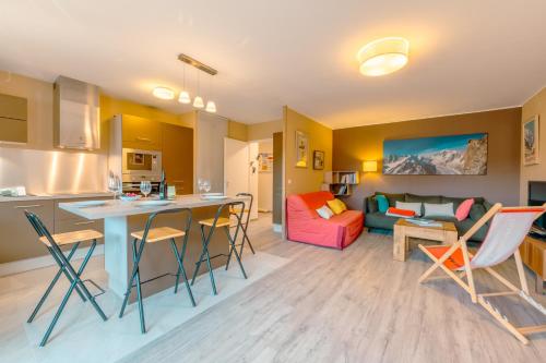 een keuken en een woonkamer met een tafel en stoelen bij Cristal Des Houches - Happy Rentals in Les Houches
