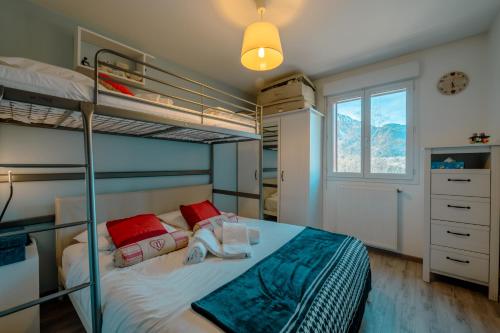 een slaapkamer met 2 stapelbedden en een raam bij Cristal Des Houches - Happy Rentals in Les Houches
