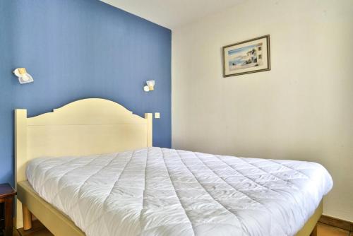 - une chambre avec un lit blanc aux murs bleus dans l'établissement Le Domaine du Golf de Pinsolle - maeva Home - Appartement 2 Pièces 5 Personnes - Confort MAE-3626, à Soustons