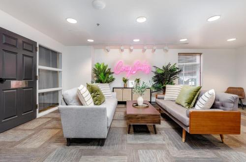 CozySuites CWE Queen Suite – Photos 2