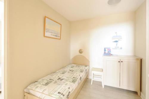 une petite chambre avec un lit et une armoire dans l'établissement Les Issambres Bellevue - maeva Home - 2 Pièces 5 Personnes Sélection MAE-4233, aux Issambres