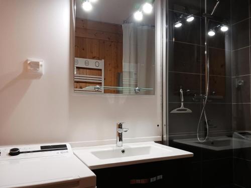 y baño con lavabo y ducha. en Résidence Cascade - Studio pour 4 Personnes 64, en Arc 1600
