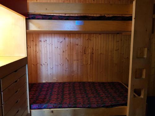 a room with two bunk beds in a cabin at Résidence Cascade - Studio pour 4 Personnes 64 in Arc 1600