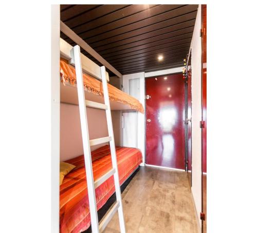 une chambre avec deux lits superposés dans l'établissement Résidence Le Cap des Terrasses - Studio 4 Personnes MAE-4837, à Cassis