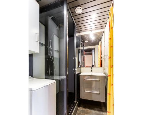 une petite salle de bain avec un lavabo et un miroir dans l'établissement Résidence Le Cap des Terrasses - Studio 4 Personnes MAE-4837, à Cassis