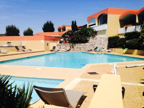 une piscine devant un immeuble dans l'établissement Résidence Le Cap des Terrasses - Studio 4 Personnes MAE-4837, à Cassis